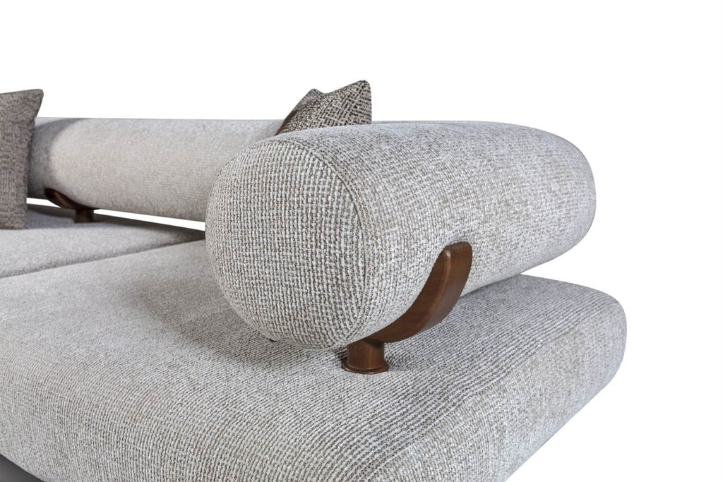 Canapé 3 places 235cm, structure robuste en bois massif et texture douce avec tissu de haute qualité pour un environnement paisible et confortable.