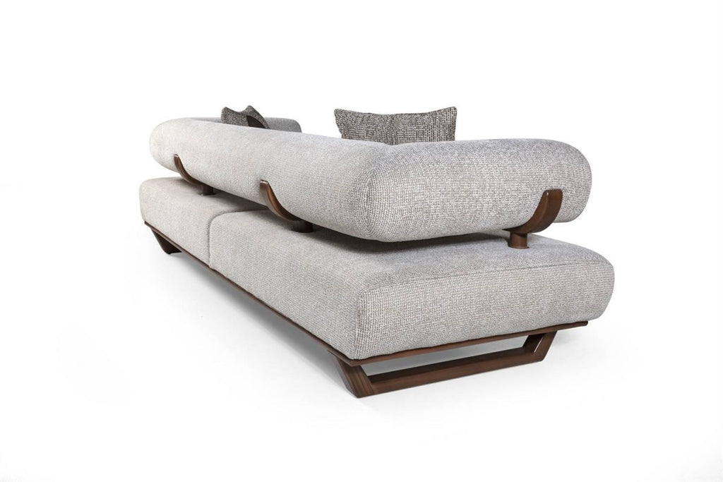 Canapé 3 places 235cm, structure robuste en bois massif et texture douce avec tissu de haute qualité pour un environnement paisible et confortable.